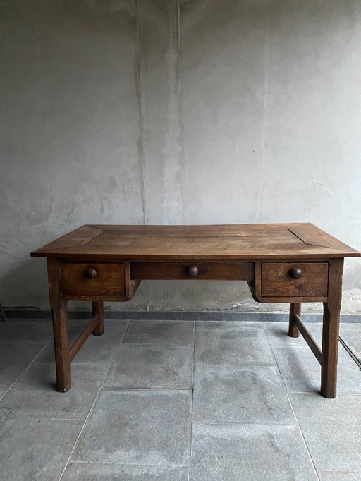 Brutalistische bureau 