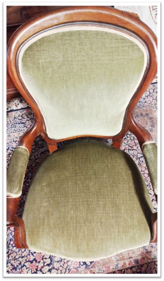 Coppia di Antiche Poltrone in Legno Noce, Stile Luigi Filippo, Linee Eleganti, Schienale Sagomato e Struttura (photo 5 of 6)