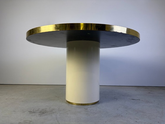Lacquered wood and brass round dining table, 1970s, Eettafels, Hout, Messing, Crème, Modern (foto 7 van 10)