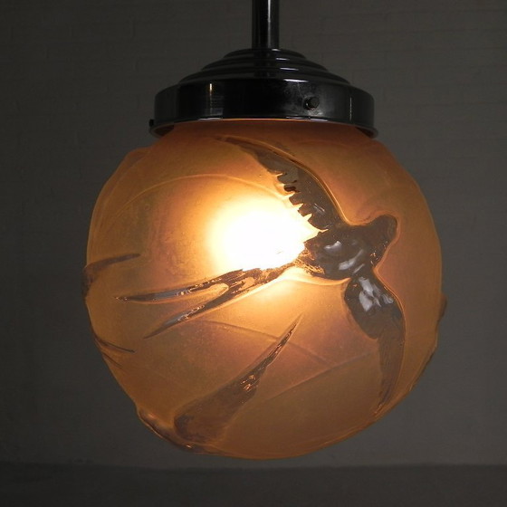 Image 1 of Art Deco hanglamp met geetste glazen bol met meerdere vogels, zwaluwen, jaren 30