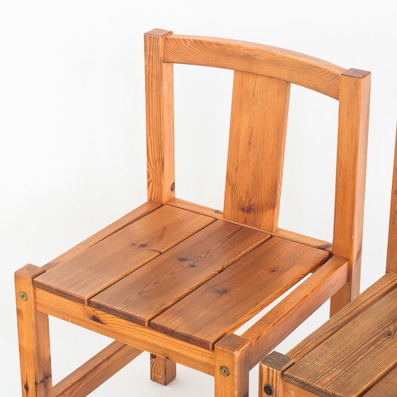 Conjunto de cuatro sillas y banco de estilo escandinavo. Madera de pino. Fabricado por Sotka. Finlandia, (photo 6 of 15)