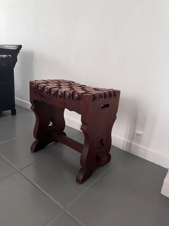 Image 1 of Tabouret espagnol à assise en cuir tressé, piètement à tréteaux et motifs ajourés