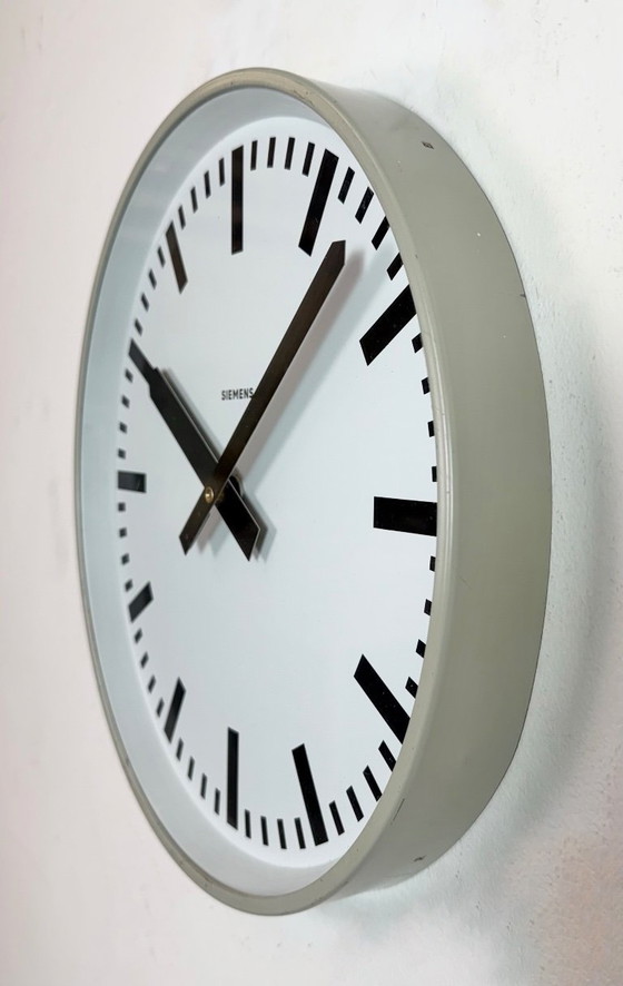 Image 1 of Grijze industriële fabriekswandklok van Siemens, jaren 70.