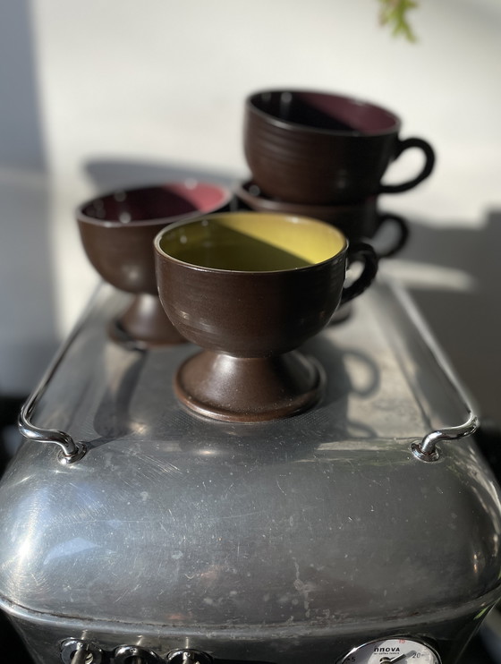 Image 1 of Ensemble de quatre tasses et soucoupes à café en faïence des années 1960 et plat de service