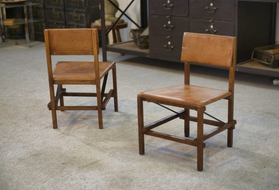 Image 1 of Een paar eikenhouten en lederen stoelen in de stijl van Gerrit Rietveld, jaren 60.