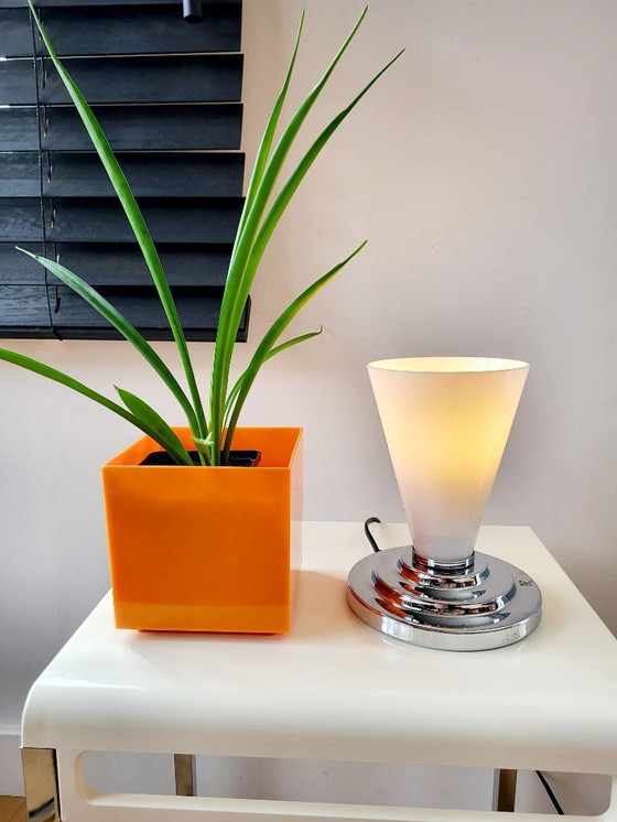 Image 1 of Lámpara de sobremesa con pantalla de cristal y base cromada