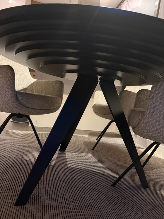 Mesa de comedor de diseño de la marca holandesa Odesi, tipo Belly – Mesas de comedor, Metal, Madera (photo 4 of 5)