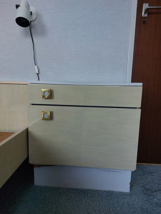 Image 1 of Lit simple vintage avec tables de chevet et coiffeuse