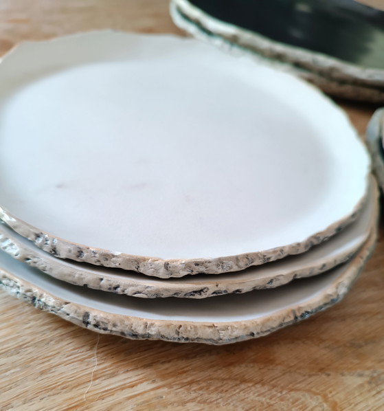 Image 1 of 7 handgefertigte Keramikteller von Kari Ceramics