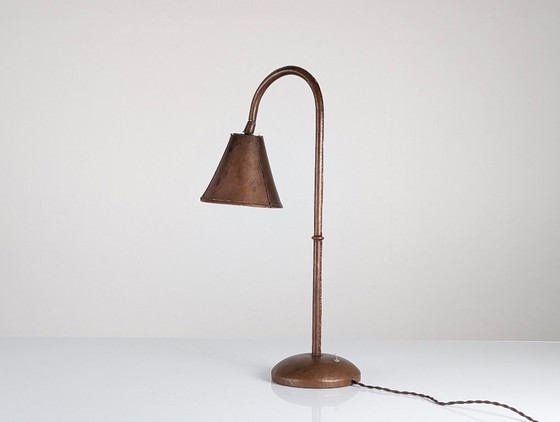 Lampe de table Jacques Adnet en cuir surpiqué, France, années 1950 – Leather, Metal (photo 7 of 9)