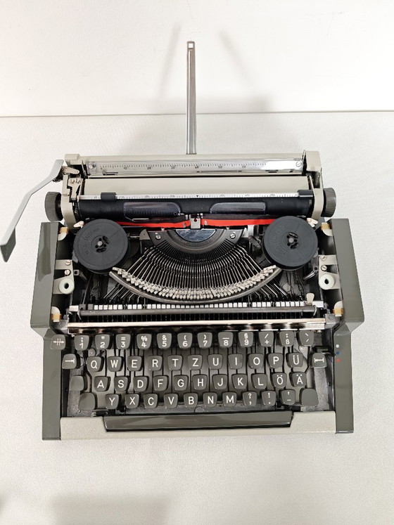 Image 1 of Machine à écrire AEG Olympia Traveller de Luxe S