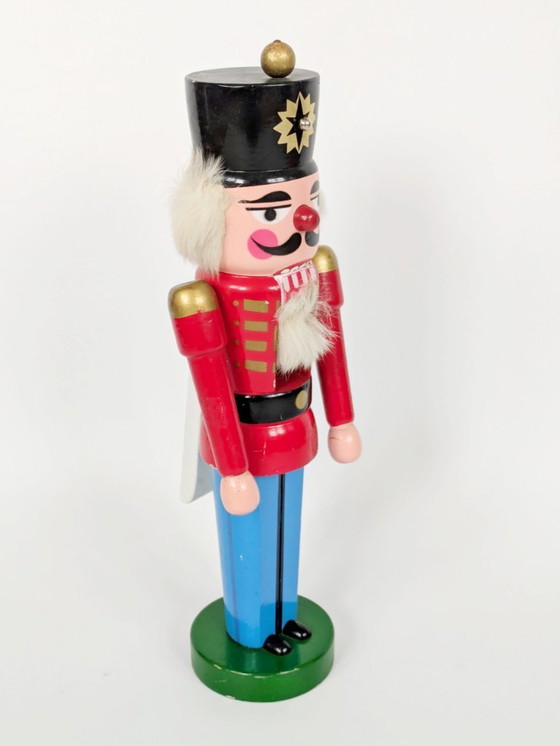 Image 1 of Statuetta tedesca vintage dello Schiaccianoci | Decorazione natalizia in legno fatta a mano