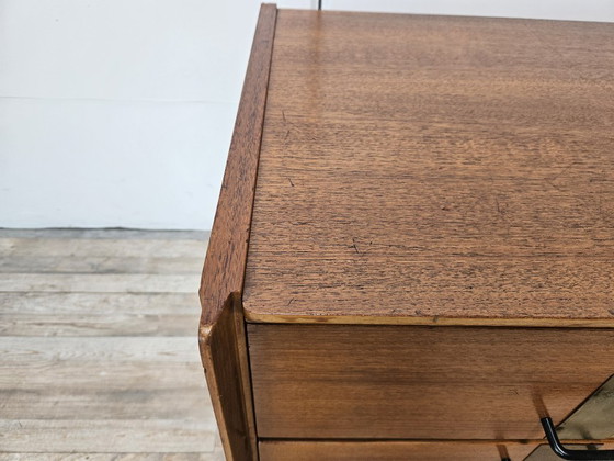 Image 1 of Notenhouten ladekast uit de jaren 60 met details van ijzer en messing.