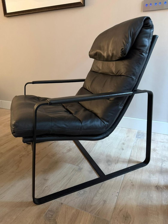 Image 1 of Leolux Indra fauteuil + hocker – zwart leer – nieuwstaat