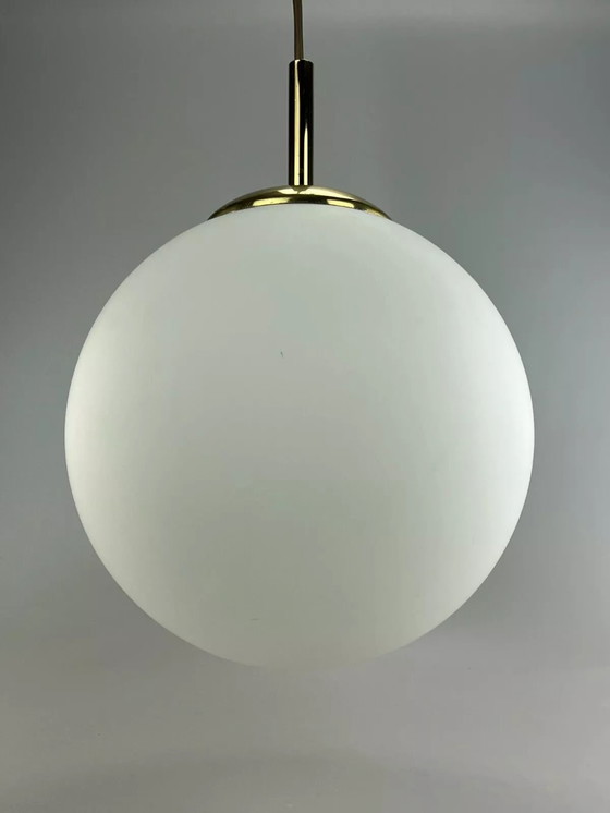 Image 1 of Lampada da soffitto anni '60 e '70, lampada a sfera, ottone opalino, vetro, design spaziale