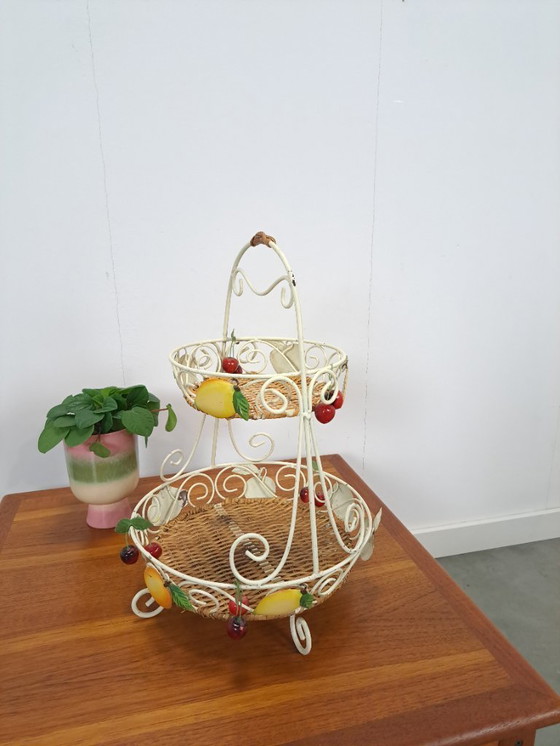 Image 1 of Alzata francese a più livelli in metallo bianco, cesto di frutta