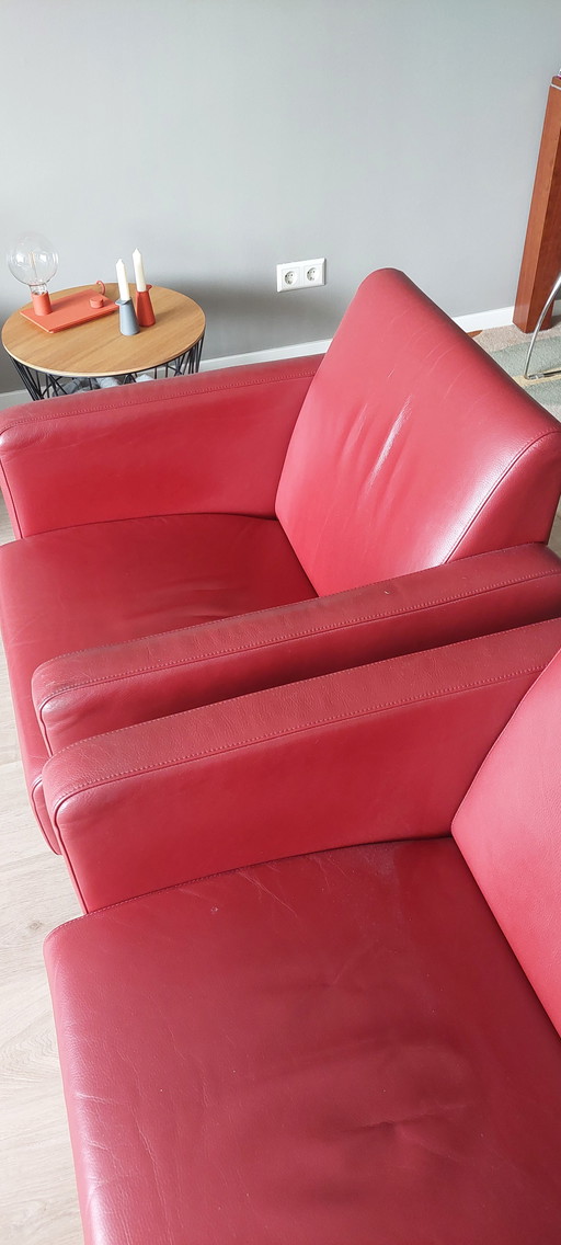 2 fauteuils Look Line en cuir rouge modèle 770