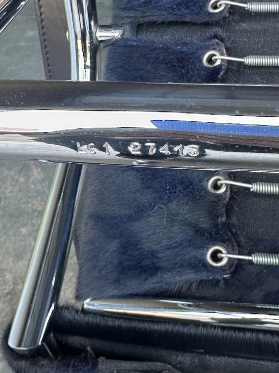 Poltrona LC1 in pelle di cavallino blu e nera, disegnata da Le Corbusier e altri per Cassina, anni '90. (photo 11 of 12)