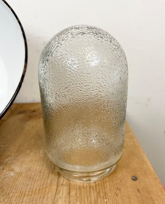 Image 1 of Suspension industrielle en fonte émaillée bleue avec abat-jour en verre, années 1960