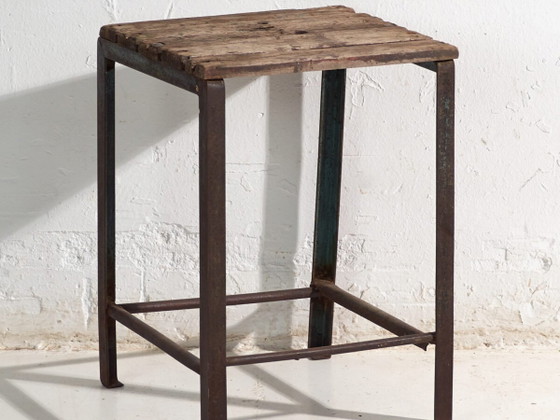 Antique industrial stool in pine wood and iron – Central Europe, circa 1950 – Industrieel (photo 2 of 33)