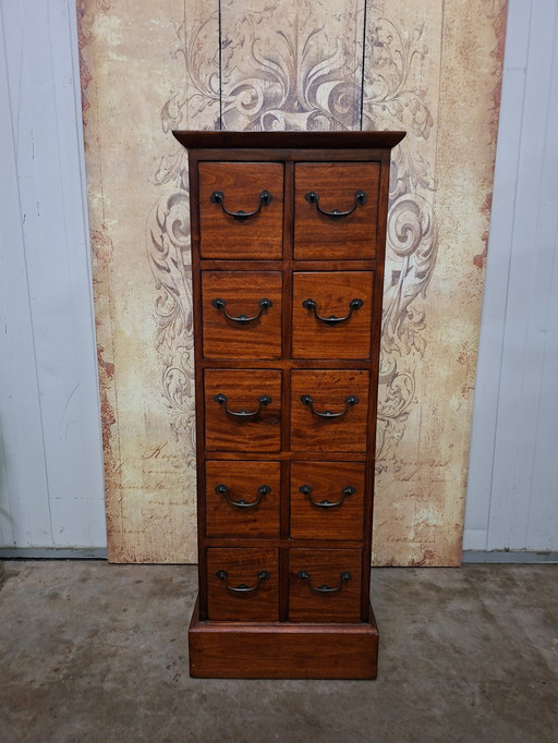 Klassische englische Kommode, Apothekerschrank, Aktenschrank, Maße: 45 x 45 cm und 120 cm hoch.