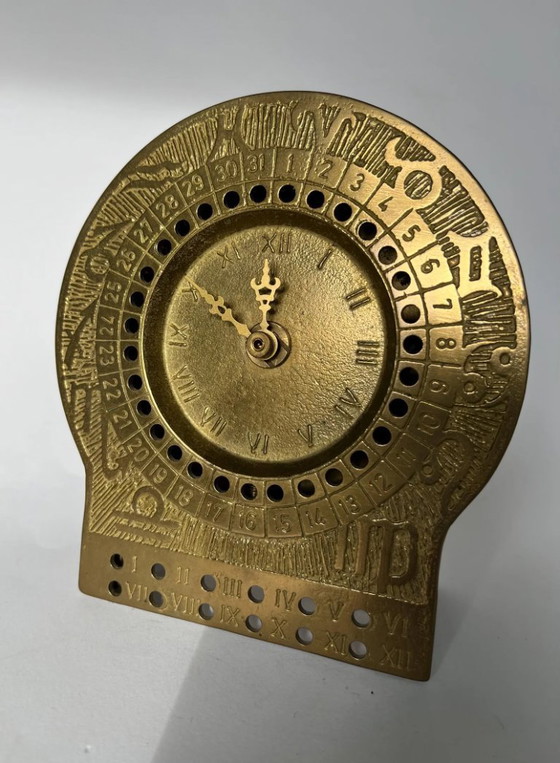 Image 1 of Mid-century brutalist brass zodiac desk clock met datumkalender – 1960s West Germany