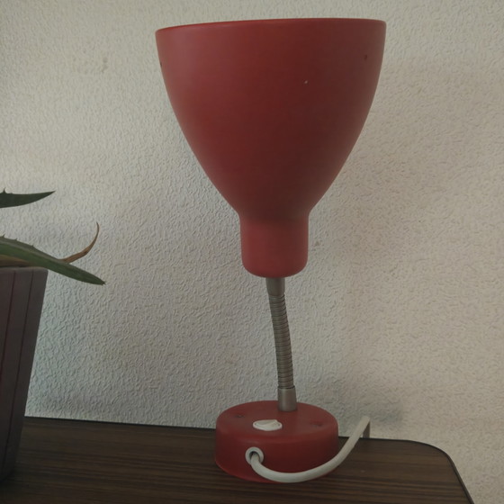 Image 1 of Lampe col de cygne rouge vintage IKEA Postmoderne – Applique ou lampe de table – Design scandinave années 90