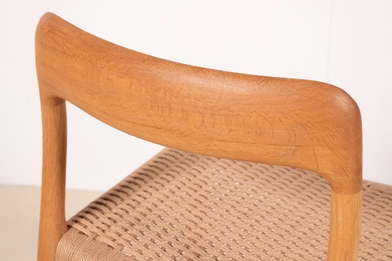 Image 1 of 8x Niels Møller Modelo 75 en roble, década de 1960, Dinamarca