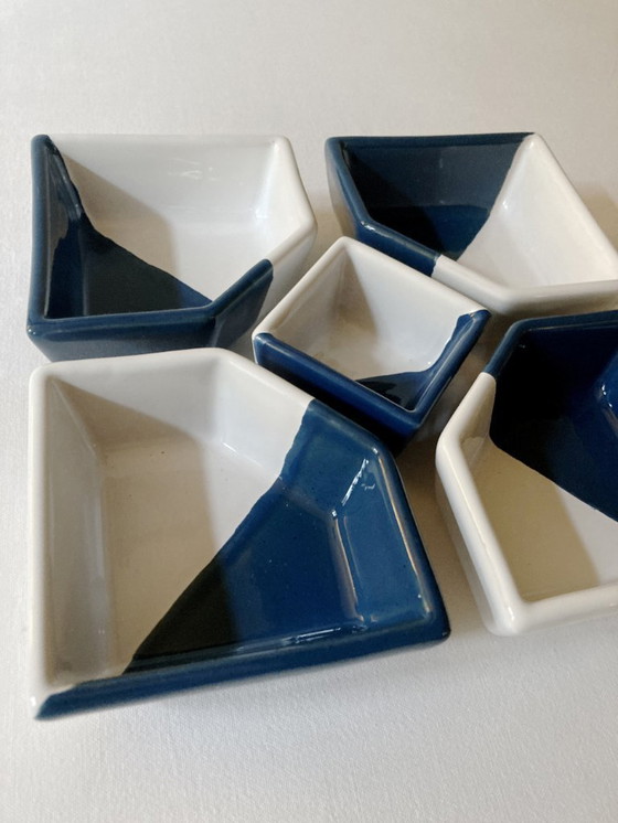 Image 1 of Blauw-wit handbeschilderd keramisch serveerblad of borrelplank.