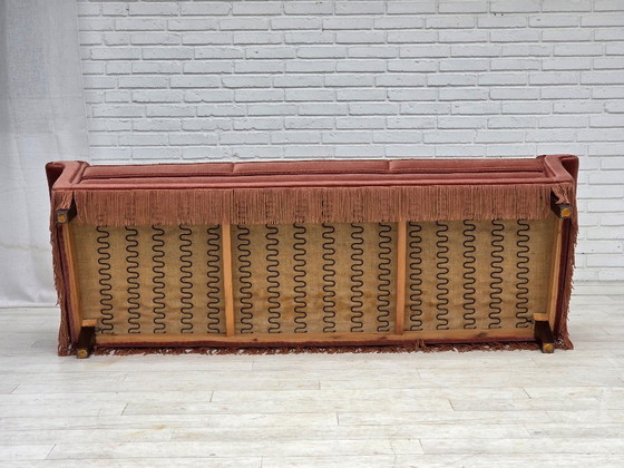 Image 1 of Sofá danés de 3 plazas, década de 1970, tapizado en terciopelo rosa salmón y madera de haya.