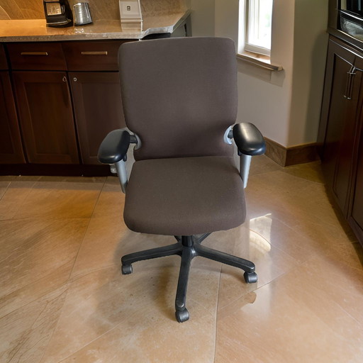 Chaise de bureau marron confortable