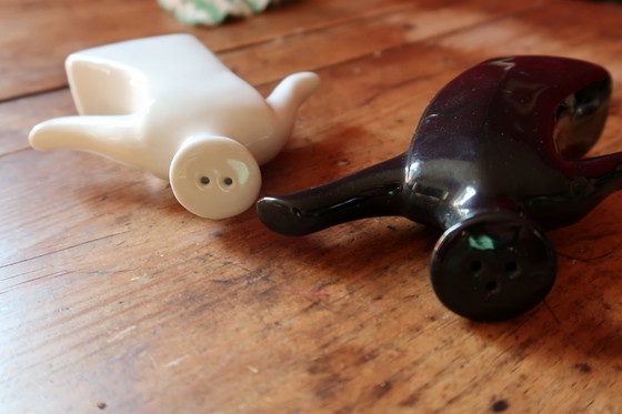 Image 1 of Saliera e pepiera moderne in ceramica, figure antropomorfe in bianco e nero - 2C34