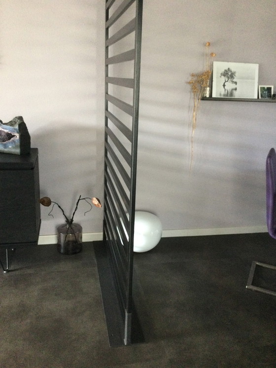 Image 1 of Haanstra Lifestyle Separador de ambientes de madera negra con base de acero