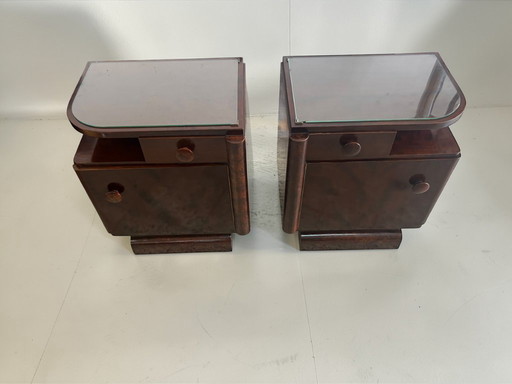 Paar deutsche Streamline - Art Deco Nachttische aus den 1940er–50er Jahren mit wunderschönem Maserfurnier und Glasauflage