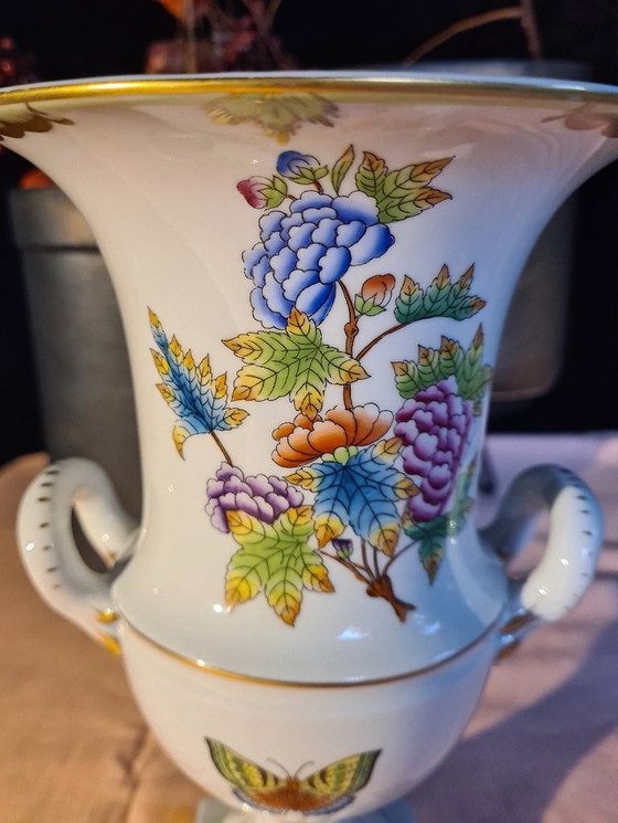 Image 1 of Herend Queen Victoria vaas met handvatten op voet- 24-karaats gouden accenten.