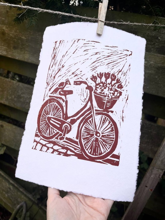Image 1 of Impresión en linóleo de una bicicleta en Ámsterdam | A4, arte mural, decoración del hogar, papel hecho a mano