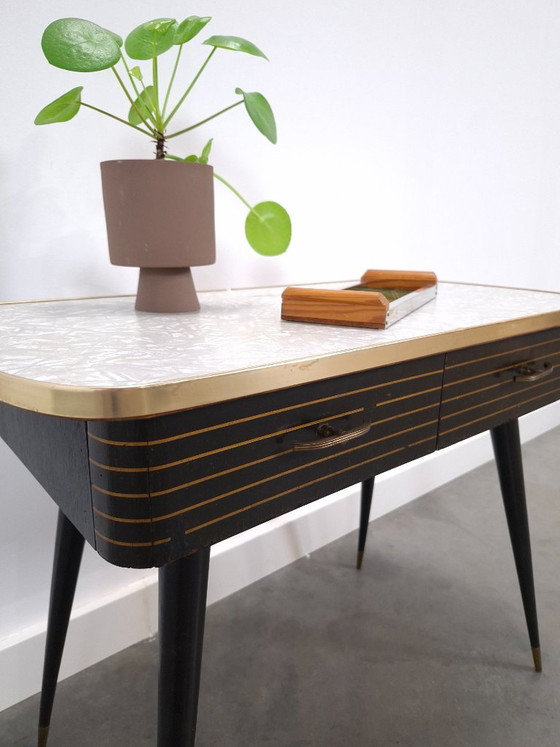 Mobile anni '50 con gambe inclinate, piano in laminato, cassetti e dettagli dorati. – Cassettiere, Wood (photo 7 of 20)
