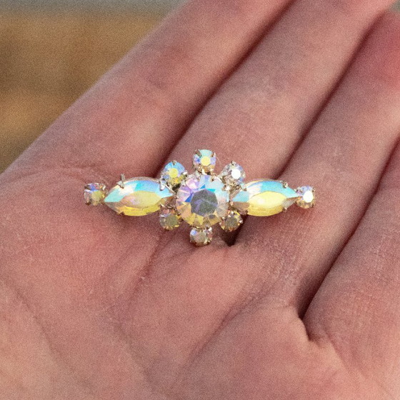Image 1 of Spilla vintage Aurora Boreale: spilla ovale con strass iridescenti