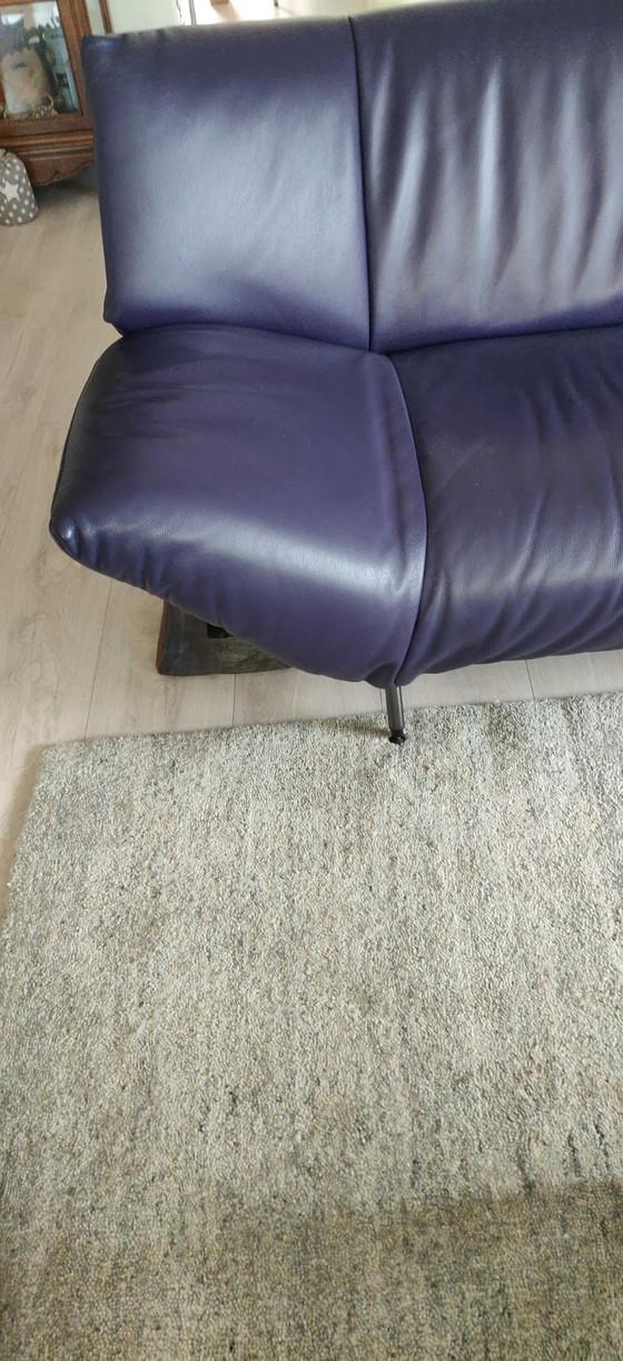 Image 1 of Lederen 2.5 zitsbank (2x) in een verfijnde paarse tint  