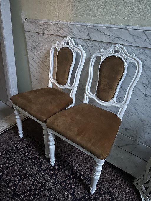 2 x Vintage-Stühle aus weißem, geschnitztem Samt