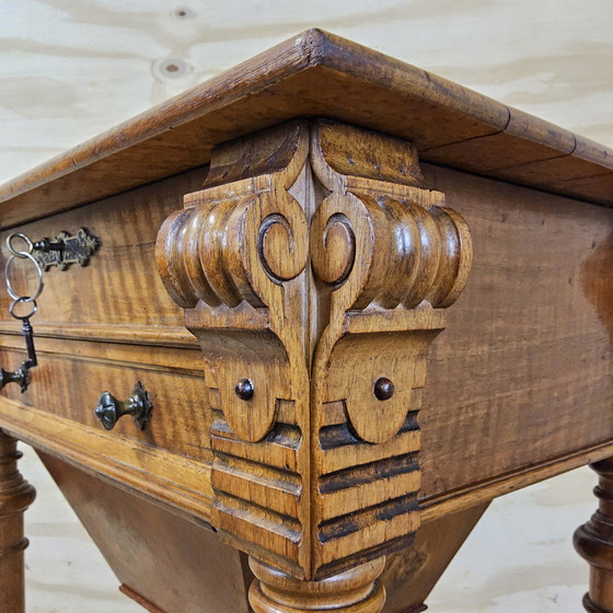 Image 1 of Mesa de costura Biedermeier antigua / mesa auxiliar de chapa de madera de raíz / mesa de almacenamiento