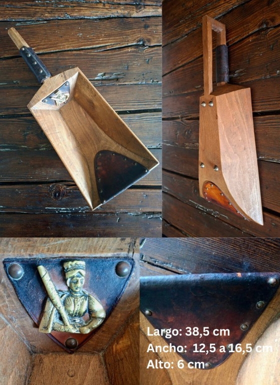 Image 1 of Decorazione vintage a forma di pala in legno, pelle e metallo - Artigianato rustico da fattoria