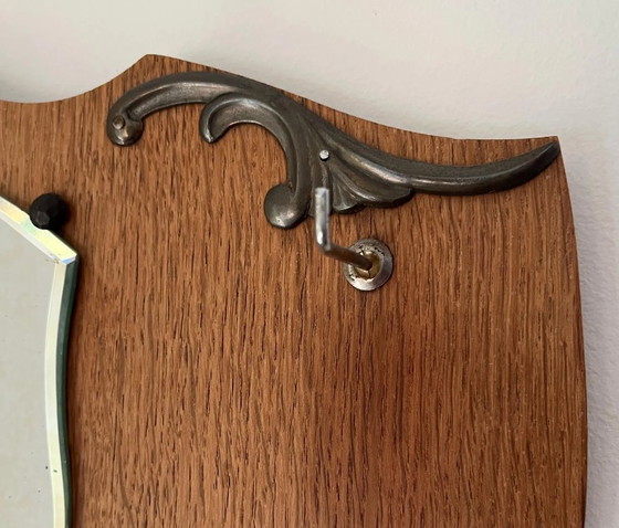 Image 1 of Specchio da parete vintage in legno con spazzole per vestiti e cassetto porta chiavi – circa anni '30