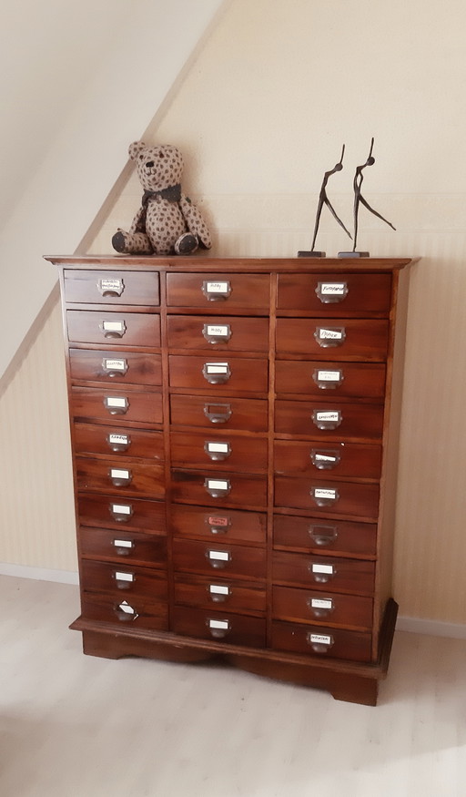 Commode ancienne à 30 tiroirs, faite à la main
