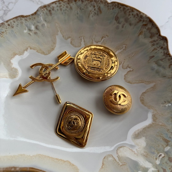 Chanel vintage bow and arrow brooch – Decorative Objects (photo 6 of 7)