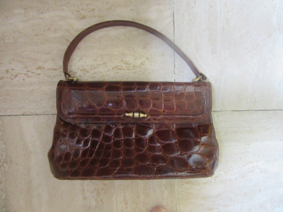 Image 1 of Bolso clásico retro de piel charol marrón oscuro con relieve de cocodrilo, forrado en ante.