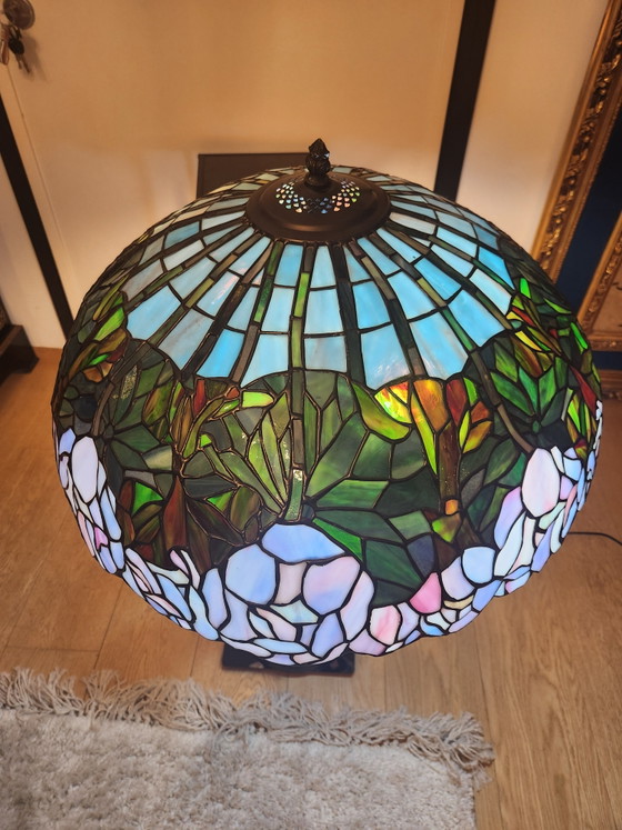Image 1 of Grote Monumentale Bronzen Lamp / Vloerlamp naar L. & F. Moreau - "Vrouw met lier" met Tiffany-stijl glaskap - 100 cm - 15,5 kg