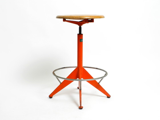 Image 1 of Seltener massiver italienischer Mid Century Industrial Metallhocker von Mautren in seltenem Orange | mit höhenverstellbarer Sitz