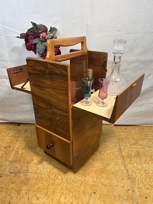 Mid-Century Retro Vintage Burr Walnut Draagbare Cocktailbar – Jaren 50 "Voor de Gentleman die Alles Heeft" | Zeldzame