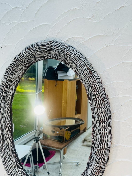 Vintage ovale spiegel van gevlochten riet uit de jaren 60.